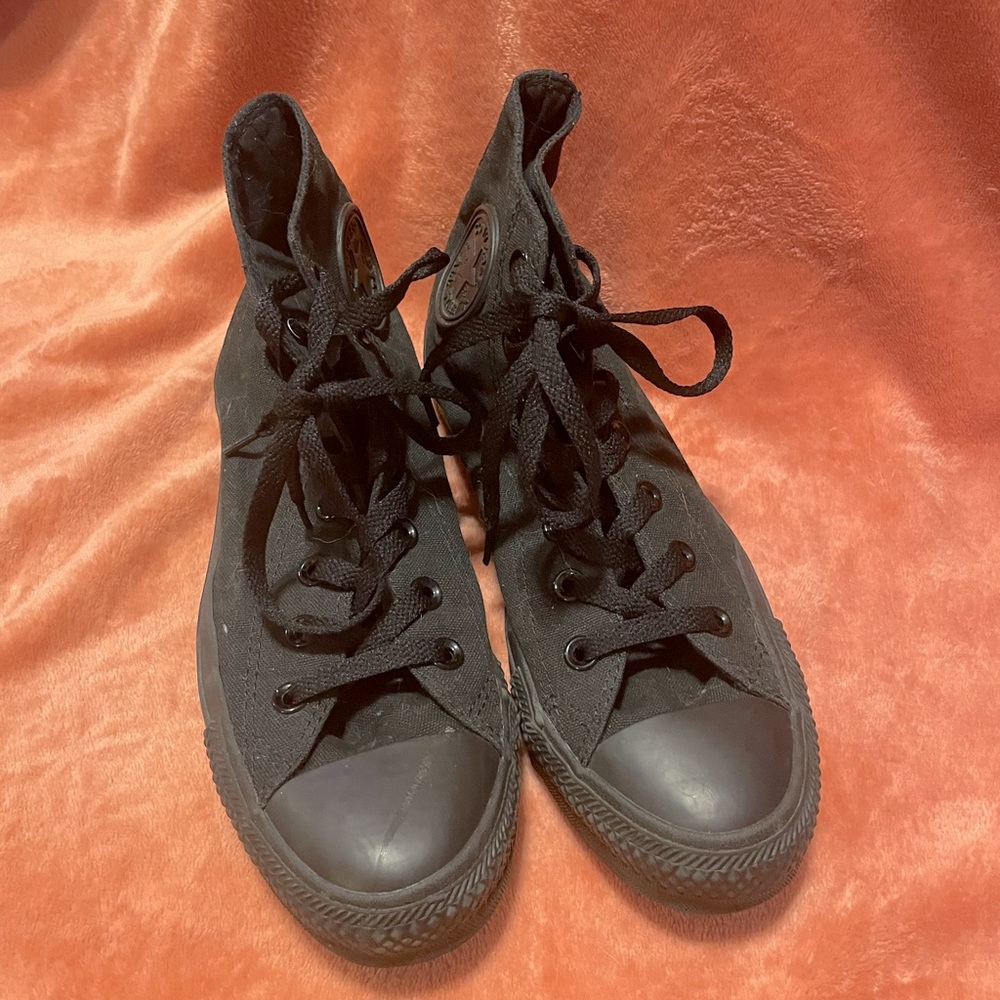 Women’s size 8, Men’s size 6. Black converses. Barely worn.